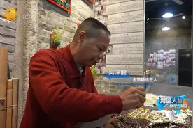 一克黄金怎么变成金箔？打到A4纸薄 再捶1680下 机器无法完成