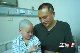 手术需剃光头，爸爸温柔的给女儿洗头，小小的她让人心疼（11）视频封面