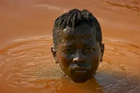 纪录片：非洲丁卡族原始部落，一天只喝一顿牛奶，用牛粪灰刷牙视频封面