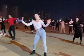 红衣哥王者归来的舞技招围观，忽略了领舞美女，太尴尬了视频封面