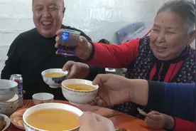 一家人热热闹闹过大年，大鱼大肉桌上摆酒满上，鞭炮齐鸣迎新年！视频封面