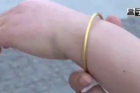 一万四千多买个金镯子，没戴几天掉色了，拿到检验机构一查...视频封面