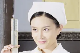 小伙没病装病，女护士打算整整他，打针时用了一个特大号的注射器视频封面
