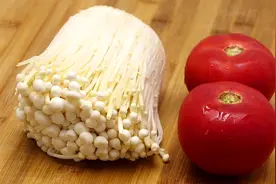 两个西红柿一把金针菇，教你馋嘴新吃法，做法简单，酸爽开胃下饭