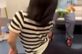 女子地铁上对着小男孩大跳热舞 扭腰摆臀撩衣旁人尴尬离开视频封面