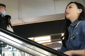 十月街拍小姐姐穿搭，看天气穿衣自己舒适就最好视频封面