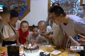 曲折经历后的重逢!28年前产房抱错,因“割肝救子” 重新相认视频封面