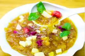 熬银耳羹，如何快速出胶？做一道冰镇果味银耳羹，详细操作方法