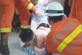 平顶山一男孩玩捉迷藏 钻进洗衣机 被卡住出不来求助消防员视频封面