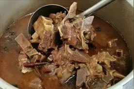 在家制作卤汤，卤制好吃的牛骨头，健康美味下酒菜，做法简单解馋