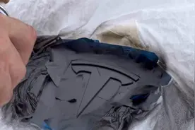 国外牛人动手改装特斯拉tesla model y 车标效果太酷了！