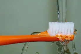 刷牙前，牙膏到底要不要沾水？好多人都没做对，难怪每天刷还是黄