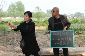 脑筋急转弯：什么筋伤了不能贴膏药？没想美女2秒答对，骗子亏了