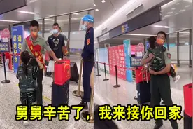 女孩敬军礼迎接退伍回来的舅舅，舅舅一抱网友直呼：这是闺女吧！视频封面