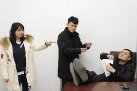 奶奶拉扯大的孩子，临终前想见孙子最后一面，经理不批假遭报应！视频封面