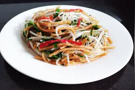 1把韭菜1把馓子，2分钟做出1道鲜香美味的家常菜，超下饭。