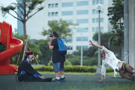 中国僵尸大战外国丧尸，居然要争夺最后一个人类视频封面