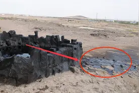 啥叫富得流油？新疆的克拉玛依就是例子，不用开采石油都往外渗