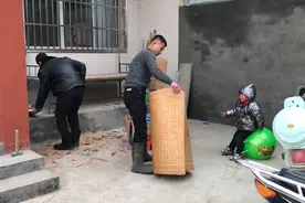 院子里杂物太多，今天一家人动手全部整理一遍，整理好看着真干净