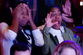 英国达人秀：美女脱掉外套后的表演，吓坏外国小妞，太震撼了视频封面