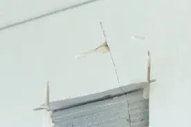 “你家房有问题”？新房没入住 瓷砖大面积开裂，咋回事？视频封面