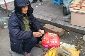 82岁的大爷在路边摆摊卖货，冷的全身放抖，看到让人心碎视频封面