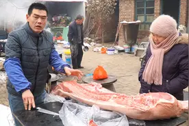 阿远买了半头猪和5个肘子，今天煮猪肉、压肘花，忙了一天才干完