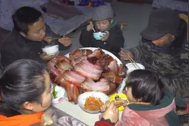 这才是腊肉最肥而不腻的做法，蘸上辣椒后吃才过瘾，看饿了