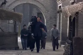叶落长安：老四娶媳妇，谁料半路遇日军空袭，老四扛着媳妇回家视频封面