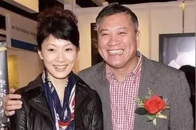 结婚20年！万梓良与娇妻补拍婚纱照，18岁儿子长相斯文打扮朴素视频封面