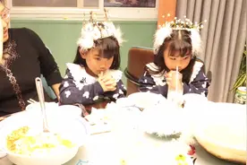 双胞胎姐妹过生日，拿蛋糕、做头发还画了美美的妆跳舞