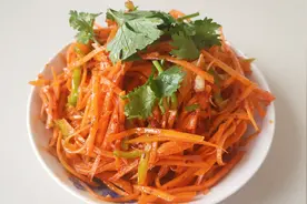 凉拌胡萝卜丝，夏天开胃凉菜，在家这样做清脆爽口又好吃