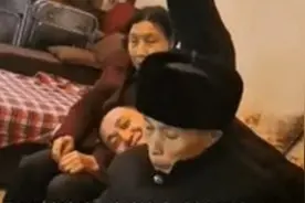 无论多大都是孩子！四川男子躺7旬母怀里搂8旬父撒娇视频封面