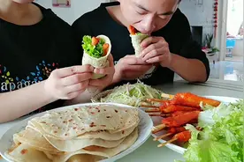 春饼这样做太简单了，卷着鸡肉和土豆丝，一口气吃了4个还想吃