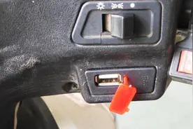 电动车怎么安USB接口，让电池给手机充电，方法太简单了视频封面