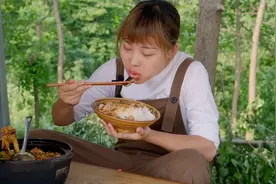 秋妹今天做了肉末茄子豆腐煲，2根茄子1斤肉，比吃红烧肉还香