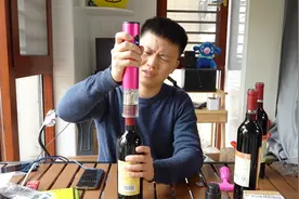 开箱测评电动红酒开瓶器，按下按键酒塞就能拔出来，女生都会用视频封面
