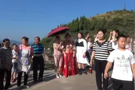 四川一姑娘出嫁，拜别家人出门了，新郎开一辆很普通的婚车了娶她视频封面