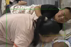 6个月宝宝第一次喊爸爸，妈妈满脸惊讶不敢相信，夫妻俩开心大叫视频封面