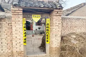 过年贴黄色的对联，是什么年俗你见过吗？来甘肃农村看看