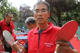 厉害了！西安56岁大叔用铁拍打乒乓球健身，22年做铁拍获国家专利视频封面