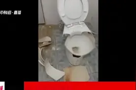 上公厕怕坐便式马桶不卫生，女子用蹲式法，不料马桶突然炸裂！视频封面