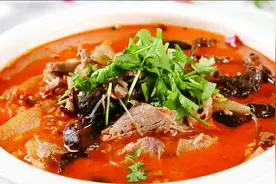 大厨教你“西辣羊肉”的做法，这是河南经典菜，羊肉不膻酸辣开胃