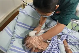 医院护理人员使用便携式智能洗浴机给老人洗头，躺在床上也能洗视频封面