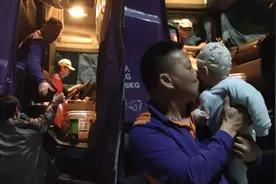 得知父亲经过家附近，远嫁女儿与父亲在服务区短暂团聚视频封面