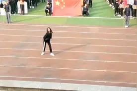重庆中学女孩运动会热舞，舞姿过于热辣，引网友争论视频封面
