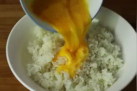 剩米饭不要二次蒸了，加2鸡蛋，大厨教你超好吃做法，出锅就抢光视频封面
