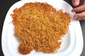 方便面做成干脆面，你肯定没吃过！很美味哦！吃货的脚步不可阻挡