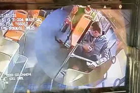 郑州公交车厢内多条“蛇”乱爬吓坏乘客，司机停车拿桶连忙捡拾视频封面