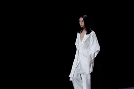 白色宽松外套，简约内搭，太有气质了！